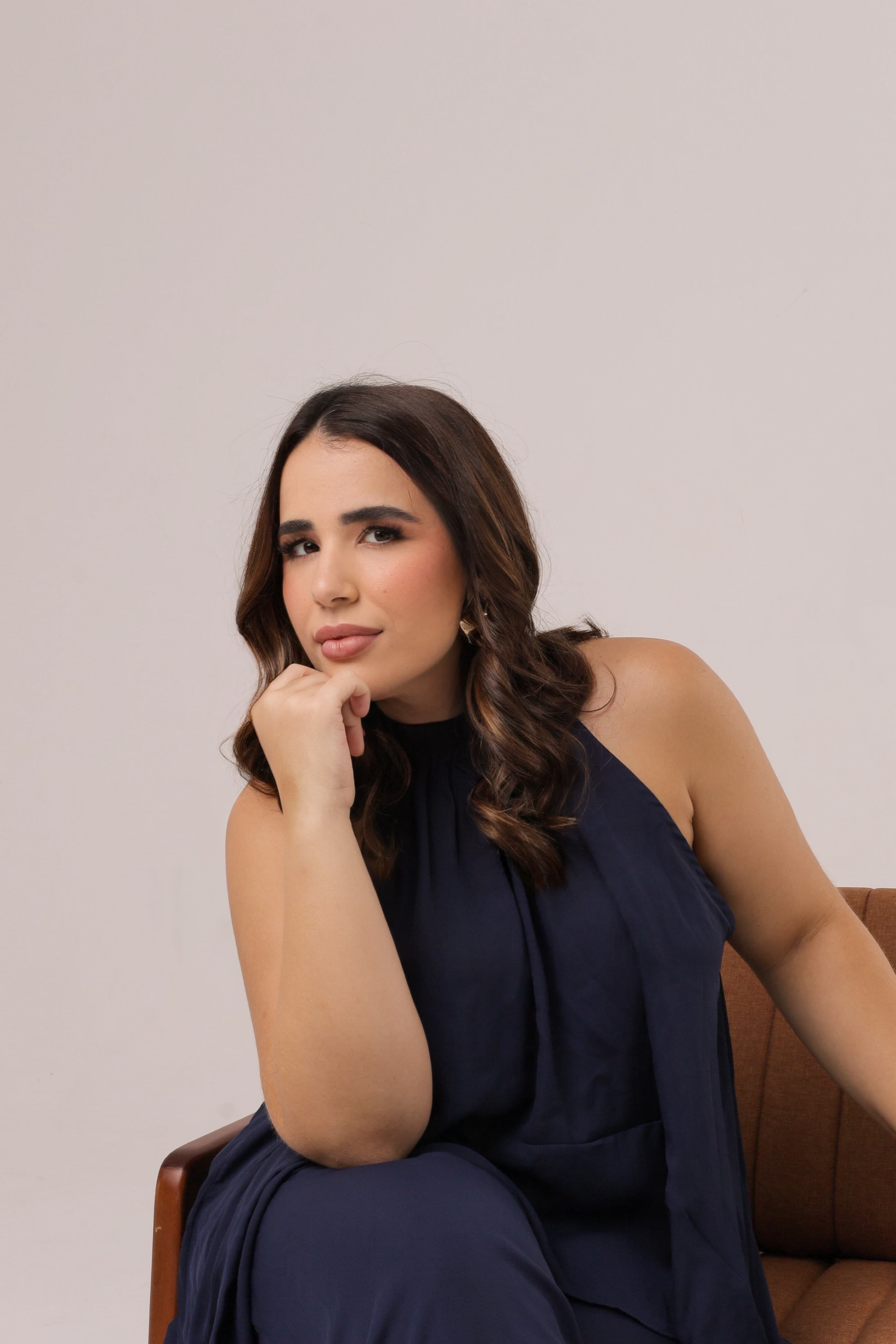 Mulher com sorriso natural e pele radiante após harmonização orofacial