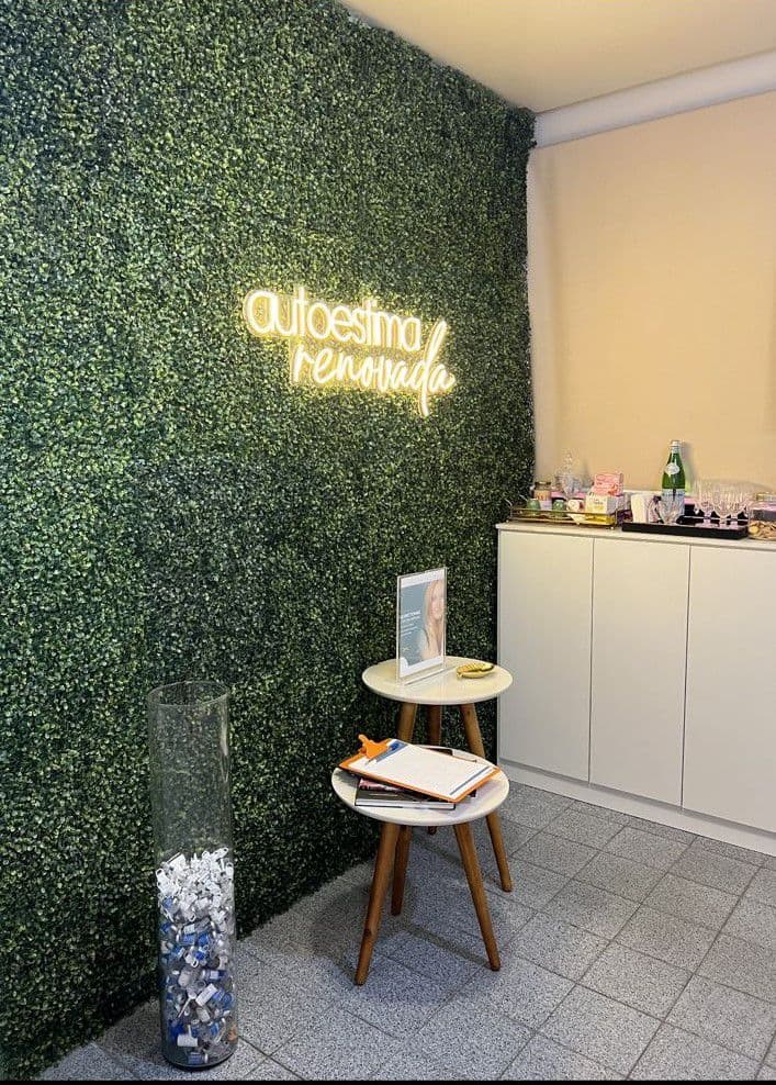 Recepção do Instituto Autoestima Renovada com letreiro neon