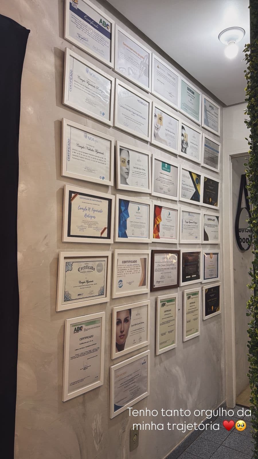 Parede de certificados e especializações da Dra. Camyla